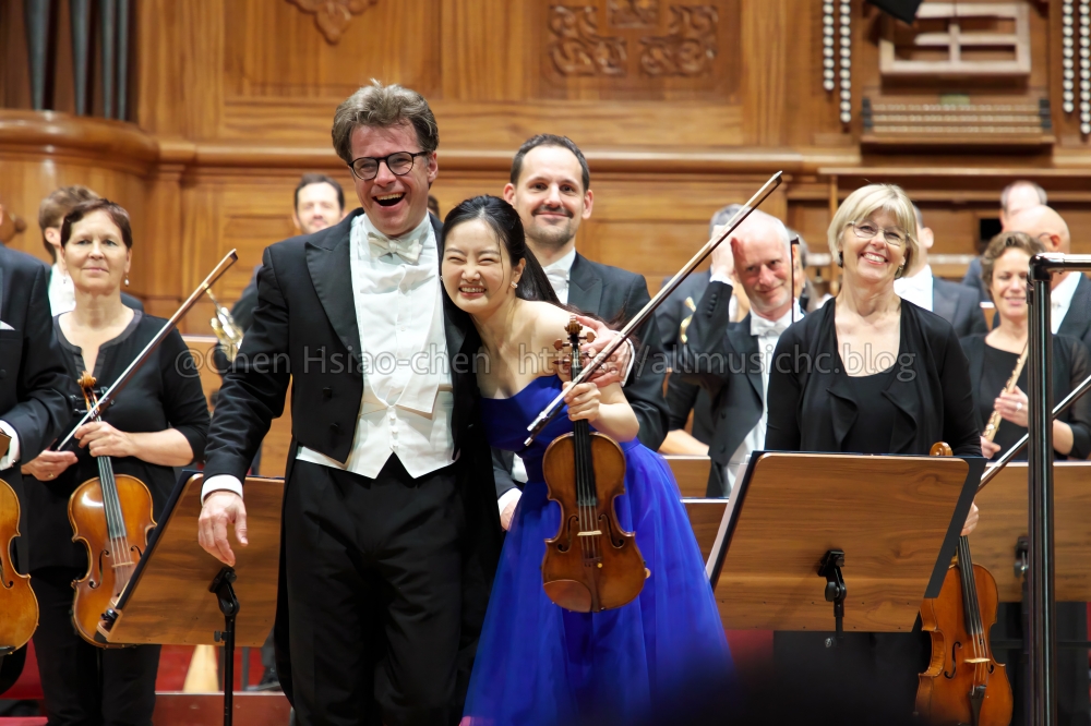 金本索里與赫魯沙、邦貝格交響樂團